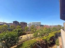 【神奈川県/横浜市鶴見区尻手】ヨコハマオールパークス　第四街区 ＜バルコニーからの眺望＞目の前にハーブパークが広がり緑をンかじられるお部屋位置です