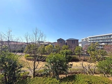 【神奈川県/横浜市鶴見区尻手】ヨコハマオールパークス　第四街区 ＜バルコニーからの眺望＞ハーブパークの先は戸建てエリアのため開けた眺望です