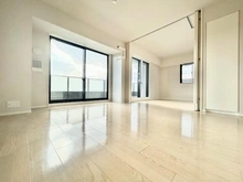 【神奈川県/横浜市鶴見区生麦】サンリヤン横浜鶴見ブランシエラ 【リビングダイニング】家具を置いてもゆとりある15帖超の広々リビング。家族が集まり、自然と会話が・・・