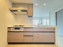 【神奈川県/横浜市鶴見区生麦】サンリヤン横浜鶴見ブランシエラ 【対面キッチン】リビングを見渡せる対面式キッチンを採用。お子様の様子を見守りながら、あるいはテ・・・