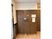 【神奈川県/横浜市鶴見区生麦】リブゼ横浜クレインポート 【宅配ボックス】エントランスには、ご不在でも荷物の受け取りが可能な宅配ボックスが設置されていま・・・