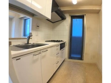 【神奈川県/横浜市鶴見区東寺尾】ナイスアーバンスクエア横濱東寺尾 【キッチン】バルコニーへ繋がる窓がございます。換気もしやすく空気がこもらないキッチンです♪