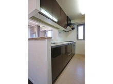 【神奈川県/横浜市鶴見区尻手】ヨコハマオールパークス　第四街区 ≪キッチン≫上部吊戸棚付きで収納が多いカウンターキッチン