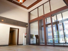 【神奈川県/横浜市鶴見区市場下町】ナイスクオリティス横濱鶴見 【エントランス】来訪者を住戸内のTVモニターで確認してからエントランスドアを開錠できるオートロッ・・・