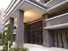 【神奈川県/横浜市鶴見区市場下町】ナイスクオリティス横濱鶴見 【車寄せのあるエントランス】重厚感ある車寄せ付きのエントランス。雨天時の乗降や大きな荷物の積み・・・