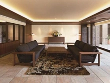 【神奈川県/横浜市鶴見区市場下町】ナイスクオリティス横濱鶴見 【ロビー】くつろぎを楽しむスペースとして、または待ち合わせスペースとしてもご活用可能です。