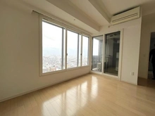 【神奈川県/横浜市鶴見区鶴見中央】ロイヤルタワー横濱鶴見 【リビングダイニング】リビングダイニング部分には足元からお部屋を温める床暖房付き♪