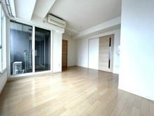 【神奈川県/横浜市鶴見区鶴見中央】ロイヤルタワー横濱鶴見 【リビングダイニング】バルコニーは、リビングダイニング・洋室とつながります。