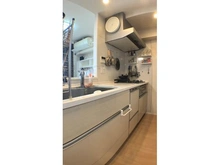 【神奈川県/横浜市鶴見区東寺尾中台】ヴィスタージュ横濱東寺尾 【キッチン】お掃除のしやすいコンロや広いシンクを採用。収納が豊富で、調理器具もすっきり片付きま・・・