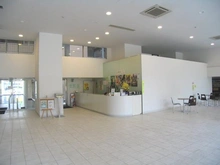 【神奈川県/横浜市鶴見区平安町】ヨコハマアイランドガーデン 【エントランス】ホテルライクなフロントサービスがあり、快適な生活をサポートしてくれます。