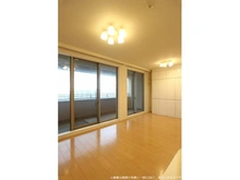 【神奈川県/横浜市鶴見区尻手】ヨコハマオールパークス　第四街区 ＜リビングダイニング＞　壁面収納の付いた約14.9帖のリビングダイニング　※画像は実際の写真に一部・・・