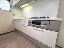 【神奈川県/横浜市鶴見区市場富士見町】日神パレス鶴見市場 キッチンは幅があり調理スペースも確保されております。食料品は調理器具が出しやすい引き出しタイプ・・・