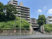【神奈川県/横浜市鶴見区東寺尾】ヒルトップ横浜東寺尾 外観：南東向き・8階住戸のため陽当たり・眺望良好！収納スペース豊富な間取りです。