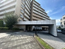 【大阪府/摂津市千里丘】サンメゾン千里丘 悪天候時も雨に濡れず乗降車が可能な車寄せを設けたメインエントランス
