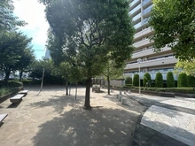【大阪府/摂津市千里丘】サンメゾン千里丘 緑あふれる敷地内の提供公園