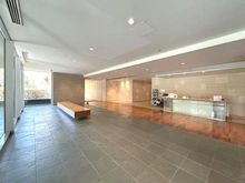 【東京都/大田区大森北】大森プロストシティレジデンス メインエントランスロビーにコンシェルジュカウンターサービスがあります。