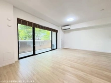 【東京都/品川区東品川】グランドメゾン品川シーサイドの杜 【リビング】ゆったりと寛げる約19.6帖のLDK。光が差し込む明るいリビングです。
