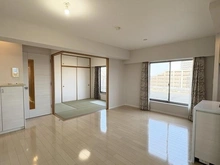 【埼玉県/上尾市緑丘】レディア北上尾プレシャスマ－クス リビング横の窓はルーフバルコニーへつながっています。