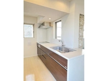 【埼玉県/上尾市緑丘】レディア北上尾プレシャスマ－クス 自然換気も可能な明るいキッチン