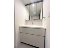 【東京都/八王子市寺町】リビオレゾン八王子レジデンス 三面鏡付き洗面化粧台の鏡の裏は収納になっています。