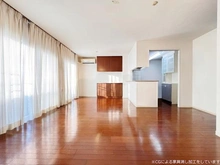 【東京都/立川市錦町】ナイスエスアリーナ西国立 【リビング】約16.0帖のゆとりあるLDKはワイドスパンで明るく開放感がございます