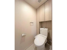 【東京都/八王子市八日町】ルネ八王子トレーシア 節水型トイレ。上部に収納棚があるのでストックなどの収納ができます。