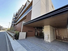 【東京都/福生市大字福生】デュオヒルズ福生WEST 外観：木調の格子がおしゃれな外観