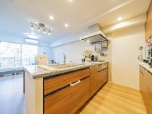 【東京都/北区西ケ原】ASUKAYAMA　RESIDENCE リビングを見渡せるオープンキッチン