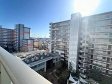 【東京都/北区堀船】ガーデンクロス東京王子 バルコニーからはマンション中庭とスカイツリーを望めます