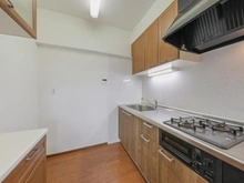 【東京都/荒川区東尾久】町屋ビューハイツ 収納が充実したシステムキッチン