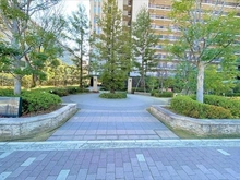 【大阪府/堺市北区長曽根町】プレイズ新金岡 敷地内には緑豊かな植栽が迎えてくれます！