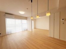 【東京都/大田区東雪谷】雪ヶ谷ハイム 【LDK　約13.1帖】洋室の引き戸を開放し、合計19帖超の広々空間として一体利用も可能です。