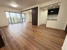 【愛知県/名古屋市中区錦】プラウドタワー名古屋丸の内 ベランダに面しており、大変明るいリビングでございます！