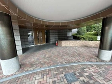 【愛知県/名古屋市天白区表山】八事アインス 大きく屋根の設けられたエントランス。雨の日は助かりますね