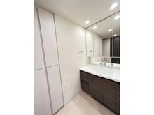 【愛知県/名古屋市西区那古野】オープンレジデンシア名駅那古野 三面鏡となり、朝の準備もスムーズに行える洗面台！