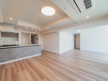 【東京都/新宿区四谷】ライオンズ四谷タワーゲート 広々とした約22.5帖のLDKです。