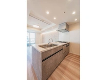 【東京都/新宿区四谷】ライオンズ四谷タワーゲート 会話の弾むオープンカウンターキッチンを採用。