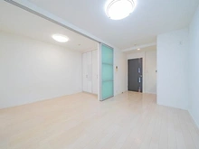 【東京都/新宿区市谷仲之町】ダイナシティ市谷仲之町 リビング横スライドドアを開放すると広々と使えます