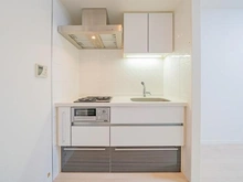 【東京都/新宿区市谷仲之町】ダイナシティ市谷仲之町 吊戸棚を完備した充実の収納スペース