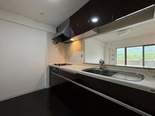 【京都府/京都市伏見区醍醐中山町】エスリード醍醐 カウンターキッチンに立ちながら山を眺められます