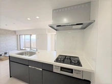 【京都府/京都市右京区西京極佃田町】エスリード西京極 食洗器・グリル付き、3口コンロのシステムキッチンです！