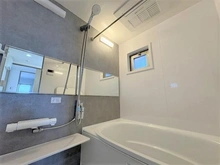 【京都府/京都市右京区西京極佃田町】エスリード西京極 浴室乾燥機・窓付き浴室です♪