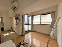 【京都府/京都市下京区中堂寺坊城町】シンフォニーリサーチパークEast リビングには南側の窓2つ、西側の窓2つ