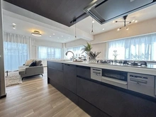 【京都府/京都市上京区小川通一条下る】グレーシィ一条 天井は木目調、ペンダントライトでおしゃれを演出！