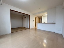 【京都府/京都市伏見区横大路三栖山城屋敷町】クレアガーデン伏見桃山 家具のレイアウトをお楽しみいただけるLDKです