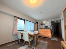 【神奈川県/横浜市瀬谷区二ツ橋町】ガーデンスクエア横浜三ツ境 南と西の2面採光のリビング。冬は床暖房で快適に過ごせます。