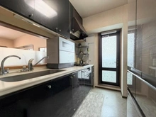 【神奈川県/横浜市瀬谷区二ツ橋町】ガーデンスクエア横浜三ツ境 収納豊富なキッチン。窓があり、明るく開放感があります