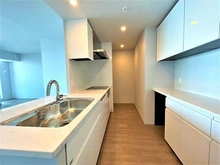 【大阪府/大阪市西区南堀江】シエリアタワー大阪堀江 リビングを見渡せるキッチンは、お子様が居ても安心♪