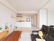 【千葉県/千葉市美浜区幕張西】プレシス幕張本郷 リビングと洋室(2)の間仕切りにウォールドアを採用しております