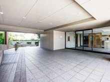 【千葉県/松戸市牧の原】藤和シティホームズ新八柱リフィーネ モニタ付きインターホンやオートロックが採用され、防犯面に配慮されています。24時間ゴミ出し可能です。